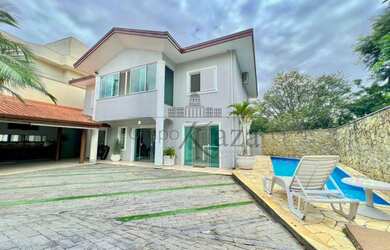 Imagem: A casa em condomínio possui 5 Dormitórios, 4 Banheiros, 380m²