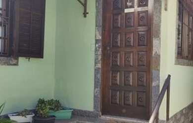 Imagem: A casa possui 2 Dormitórios, 2 Banheiros, 2 Vagas na garagem