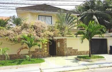 Imagem: A casa em condomínio possui 5 Dormitórios, 5 Banheiros, 3