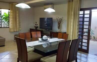 Imagem: A casa possui 3 Dormitórios, 3 Banheiros, 3 Vagas na garagem