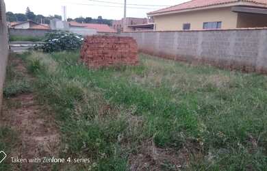Imagem 6: Lote plano ,com asfalto e vizinhos em ambos os lado, Bairro Bela São...