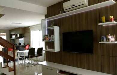 Imagem: A casa possui 3 Dormitórios, 2 Banheiros, 2 Vagas na garagem