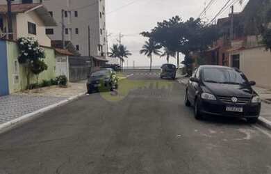 Imagem: A casa e possui 3 Dormitórios, Suítes, 1 Banheiro, 4 Vagas