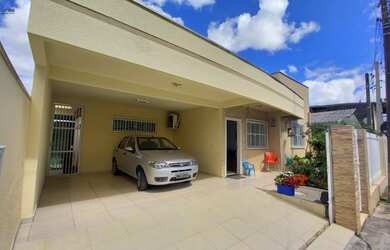 Imagem: A casa possui 2 Dormitórios, 2 Banheiros, 2 Vagas na garagem