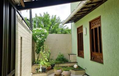 Imagem: A casa possui 3 Dormitórios, 4 Banheiros, 2 Vagas na garagem