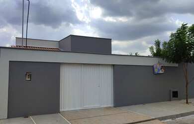 Imagem: A casa possui 3 Dormitórios, 2 Banheiros, 2 Vagas na garagem