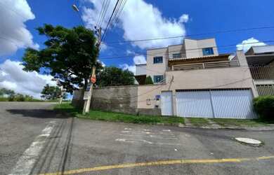 Imagem: A casa possui 3 Dormitórios, 3 Banheiros, 2 Vagas na garagem