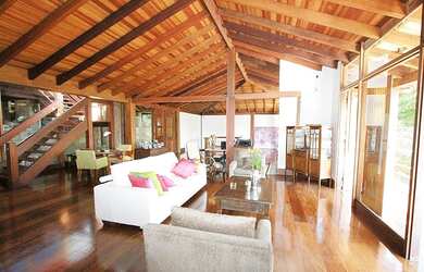 Imagem: A casa em condomínio possui 5 Dormitórios, 5 Banheiros, 4