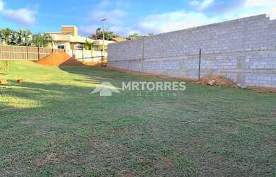 Imagem: O terreno possui 680m² de Área e está localizado em Dois