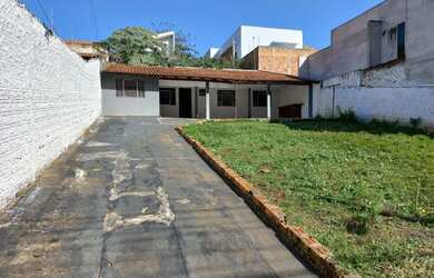 Imagem: A casa possui 2 Dormitórios, 1 Banheiro, 2 Vagas na garagem