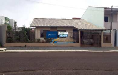 Imagem: A casa possui 3 Dormitórios, 1 Banheiro, 1 Vaga na garagem