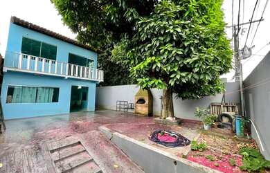 Imagem: A casa possui 4 Dormitórios, 3 Banheiros, 4 Vagas na garagem