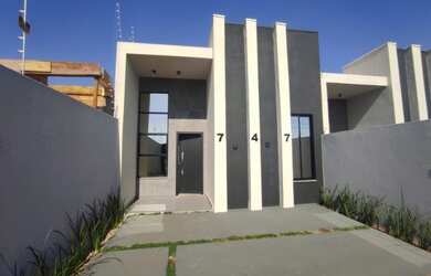 Imagem: A casa possui 3 Dormitórios, 2 Banheiros, 2 Vagas na garagem