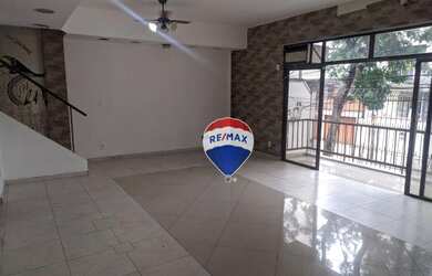 Imagem: A casa possui 4 Dormitórios, 4 Banheiros, 4 Vagas na garagem