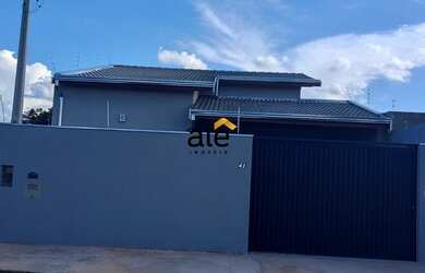 Imagem: A casa possui 2 Dormitórios, 1 Banheiro, 2 Vagas na garagem