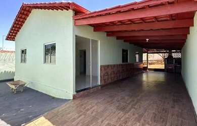 Imagem: A casa possui 2 Dormitórios, 2 Banheiros, 3 Vagas na garagem