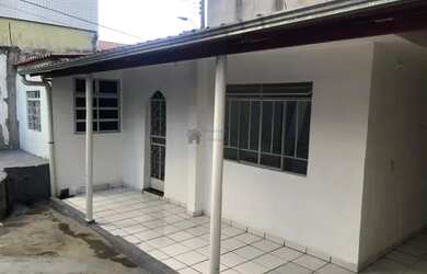 Imagem: A casa possui 5 Dormitórios, 3 Banheiros, 1 Vaga na garagem