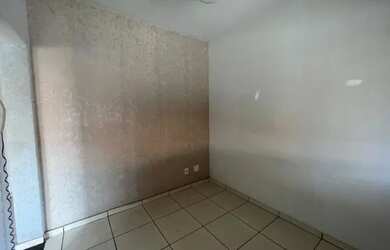 Imagem: A casa em condomínio possui 3 Dormitórios, 1 Banheiro, 2 Vagas