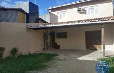 Imagem: A casa possui 2 Dormitórios, 2 Banheiros, 2 Vagas na garagem