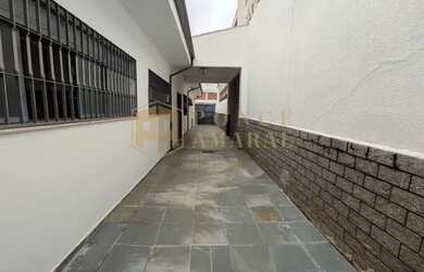 Imagem: A casa possui 5 Dormitórios, 3 Banheiros, 5 Vagas na garagem