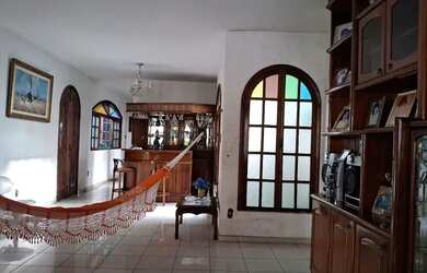 Imagem: A casa possui 5 Dormitórios, 5 Banheiros, 4 Vagas na garagem