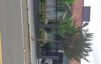 Imagem: A casa possui 3 Dormitórios, 2 Banheiros, 1 Vaga na garagem