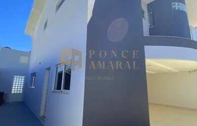 Imagem: A casa possui 3 Dormitórios, 1 Banheiro, 2 Vagas na garagem