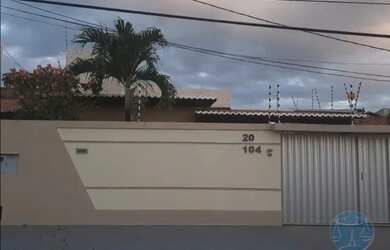 Imagem: A casa possui 3 Dormitórios, 1 Banheiro, 3 Vagas na garagem