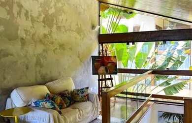 Imagem: A casa possui 4 Dormitórios, 5 Banheiros, 4 Vagas na garagem