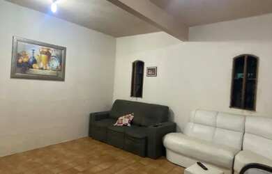 Imagem: A casa possui 4 Dormitórios, 3 Banheiros, 4 Vagas na garagem