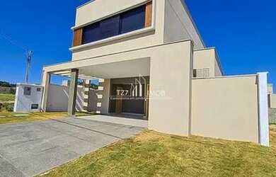 Imagem: A casa em condomínio possui 4 Dormitórios, 2 Banheiros, 4