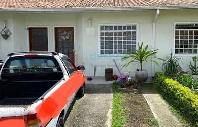 Imagem: A casa possui 3 Dormitórios, 2 Banheiros, 1 Vaga na garagem