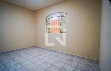 Imagem: A casa possui 1 Dormitório, 1 Banheiro, 1 Vaga na garagem