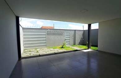 Imagem: A casa possui 3 Dormitórios, 2 Banheiros, 3 Vagas na garagem