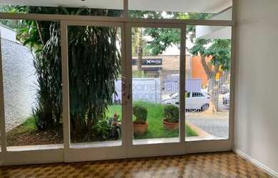 Imagem: A casa possui 5 Dormitórios, 4 Banheiros, 4 Vagas na garagem