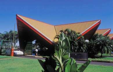 Imagem: A casa possui 4 Dormitórios, 5 Banheiros, 4 Vagas na garagem