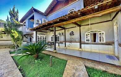 Imagem: A casa possui 3 Dormitórios, 4 Banheiros, 720m² de Área e