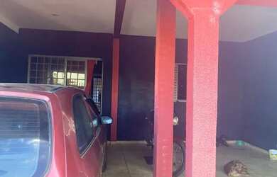 Imagem: A casa possui 2 Dormitórios, 1 Banheiro, 2 Vagas na garagem