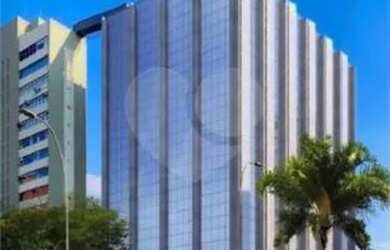 Imagem: O depósito possui 2 Vagas na garagem, 220m² de Área e está