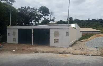 Imagem: A casa possui 3 Dormitórios, 2 Banheiros, 2 Vagas na garagem