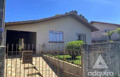 Imagem: A casa possui 3 Dormitórios, 1 Banheiro, 2 Vagas na garagem