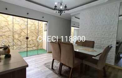 Imagem: A casa possui 3 Dormitórios, 2 Banheiros, 2 Vagas na garagem