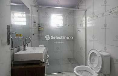 Imagem: A casa possui 3 Dormitórios, 1 Banheiro, 2 Vagas na garagem