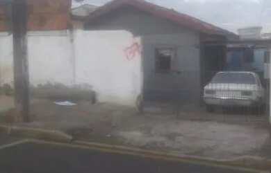 Imagem: A casa possui 2 Dormitórios, 1 Banheiro, 3 Vagas na garagem