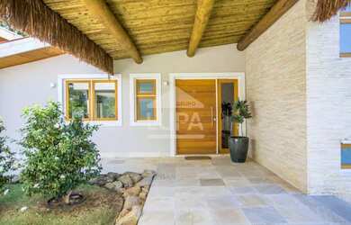 Imagem: A casa possui 4 Dormitórios, 5 Banheiros, 5 Vagas na garagem