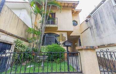 Imagem: A casa possui 3 Dormitórios, 2 Banheiros, 3 Vagas na garagem