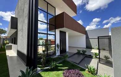 Imagem: A casa possui 3 Dormitórios, 3 Banheiros, 2 Vagas na garagem