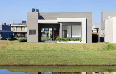 Imagem 4: Casa com fachada imponente no Reserva das Águas