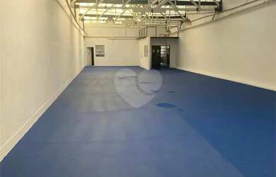 Imagem: O depósito possui 2 Vagas na garagem, 450m² de Área e está