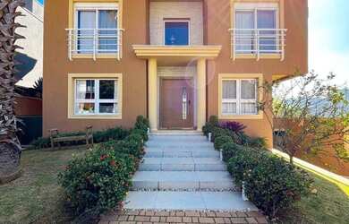 Imagem: A casa em condomínio possui 4 Dormitórios, 5 Banheiros, 2